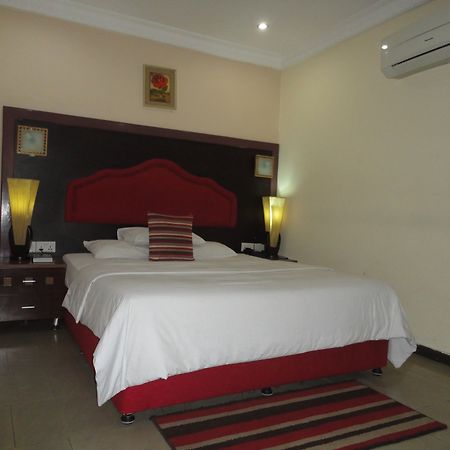 Sdm Tavern And Suites Ibadan Buitenkant foto
