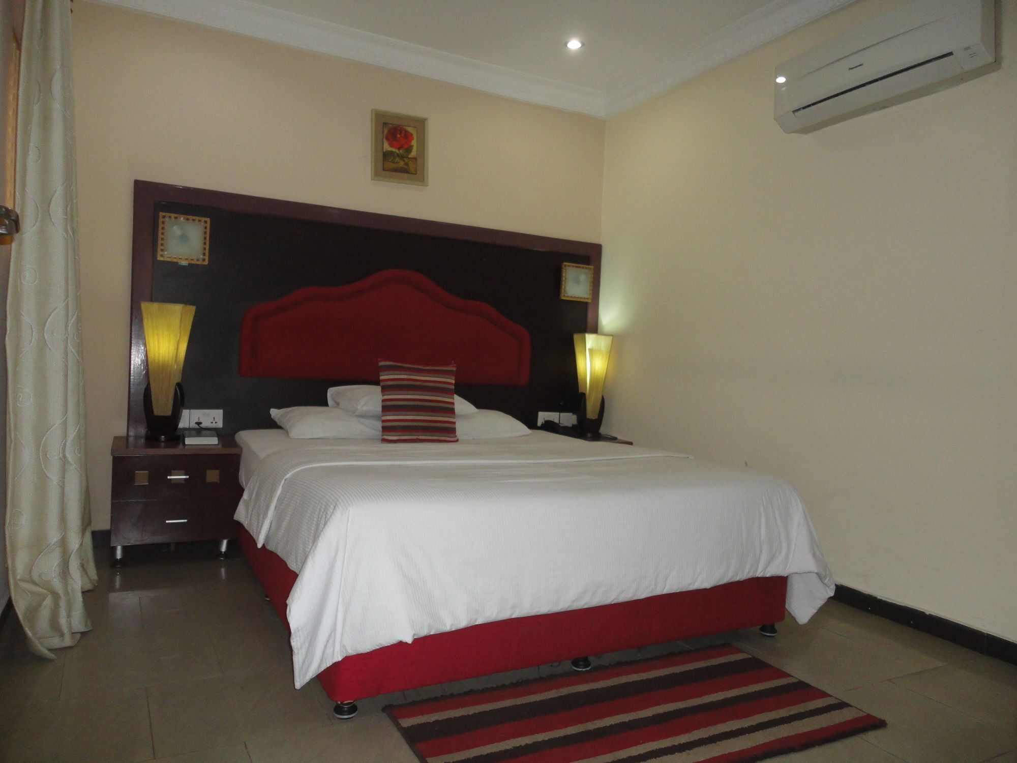 Sdm Tavern And Suites Ibadan Buitenkant foto